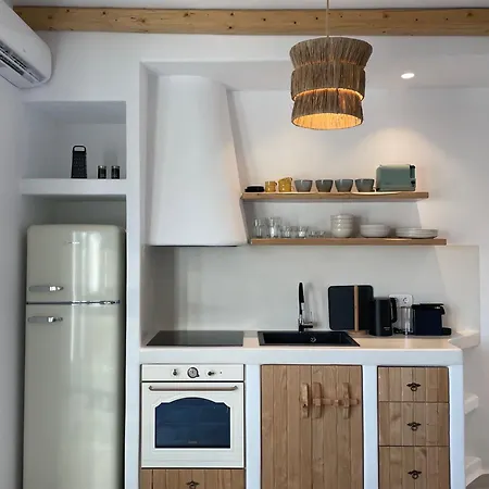 Konstantza's Deluxe Naxos City